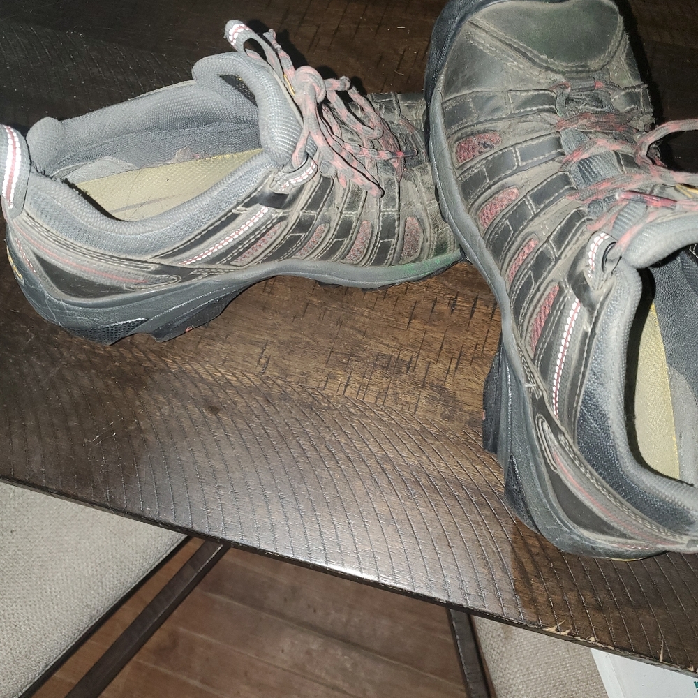 Womens Keen safety toe shoe